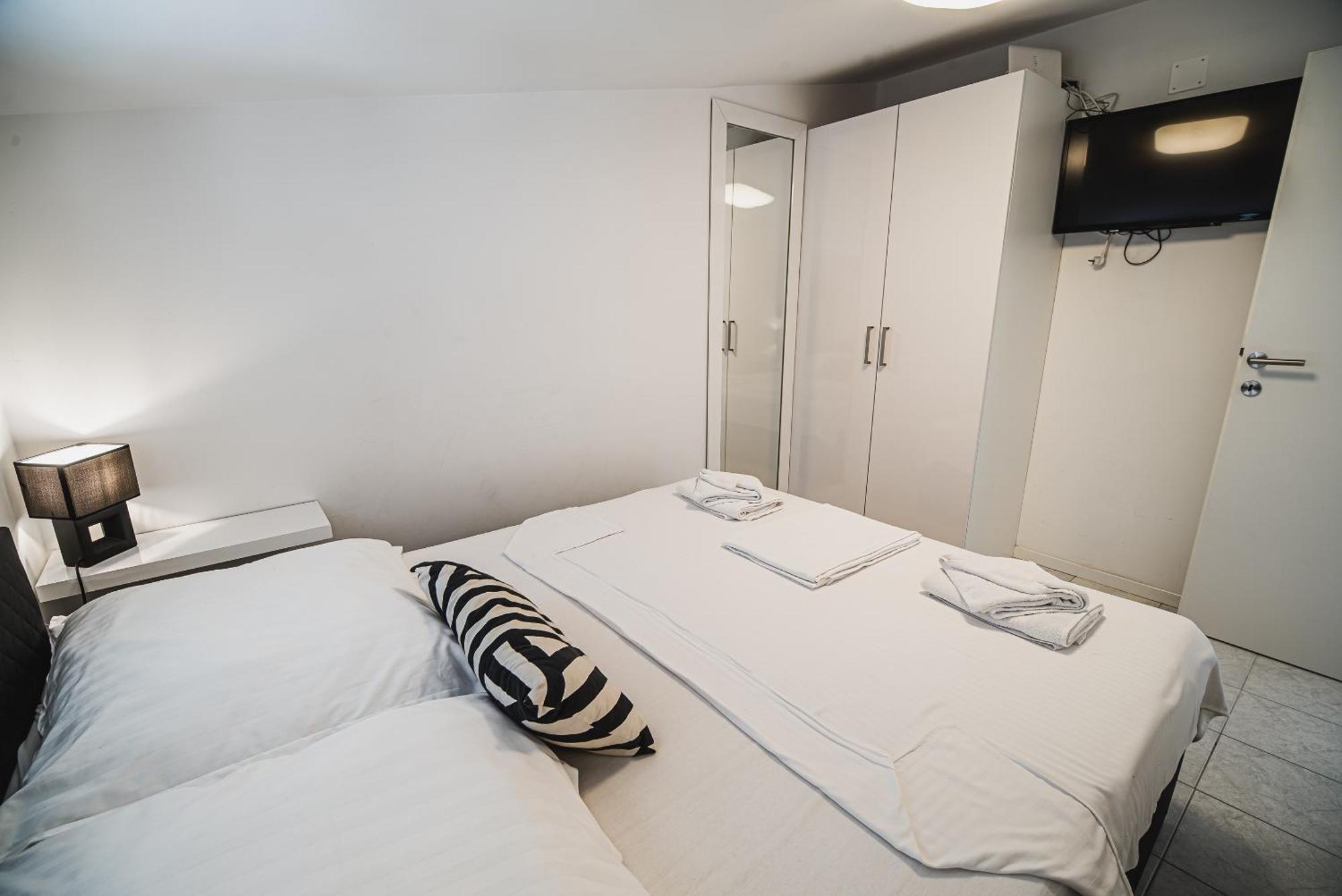 Downtown Park Apartments With Balcony Vodice Bilik gambar