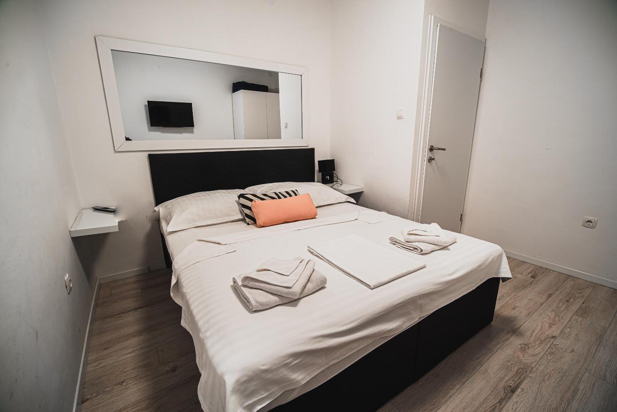 Downtown Park Apartments With Balcony Vodice Bilik gambar