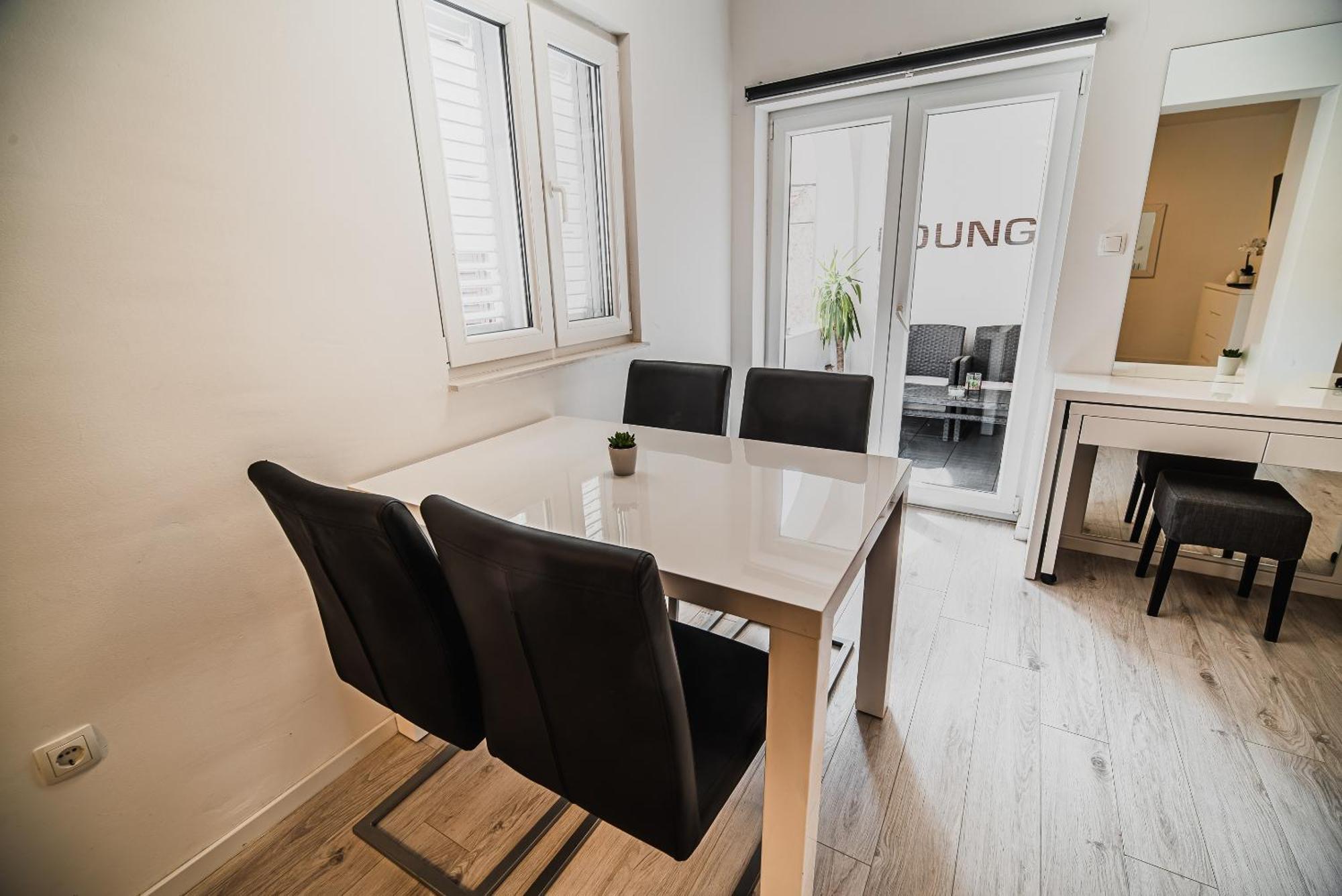 Downtown Park Apartments With Balcony Vodice Bilik gambar
