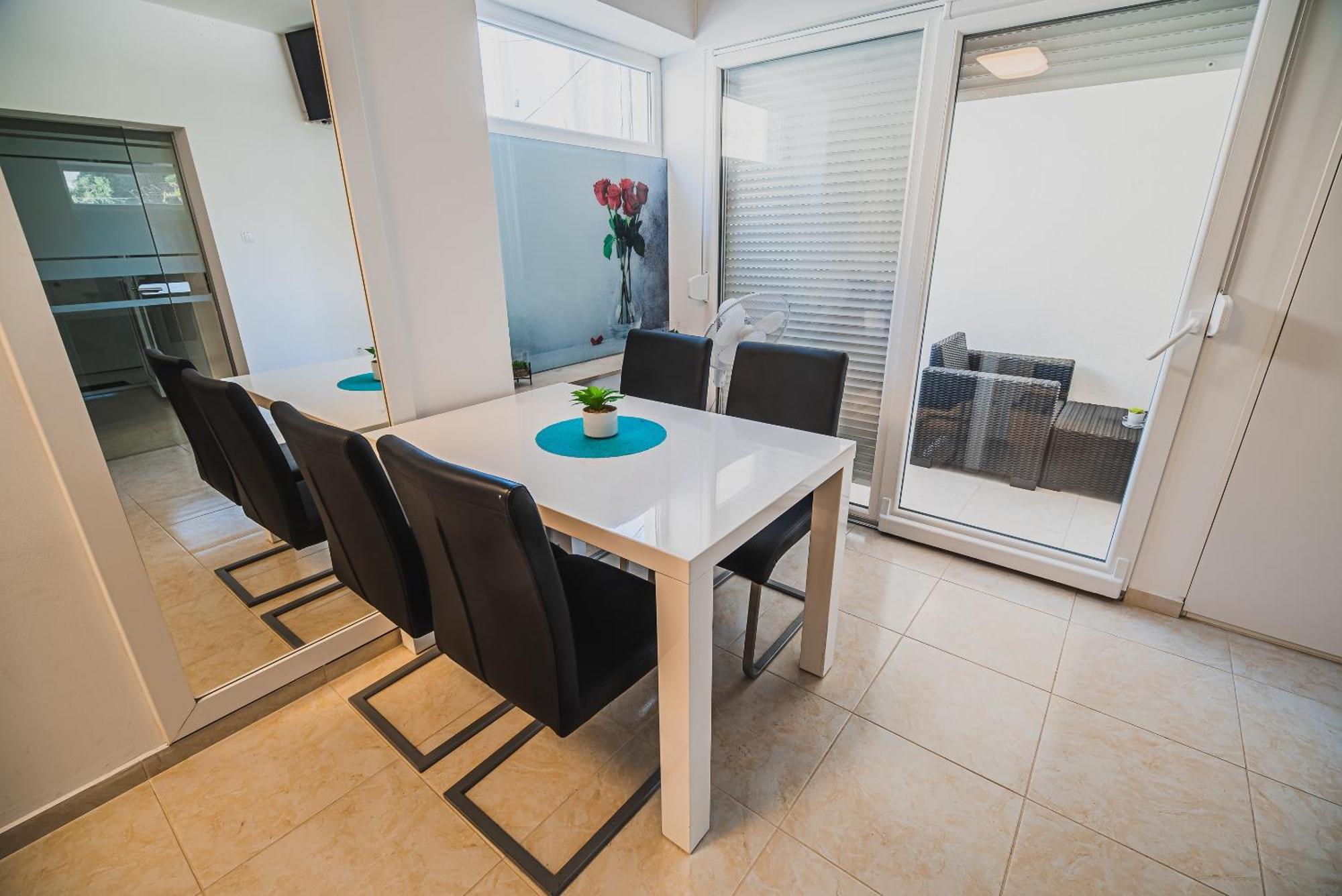 Downtown Park Apartments With Balcony Vodice Bilik gambar