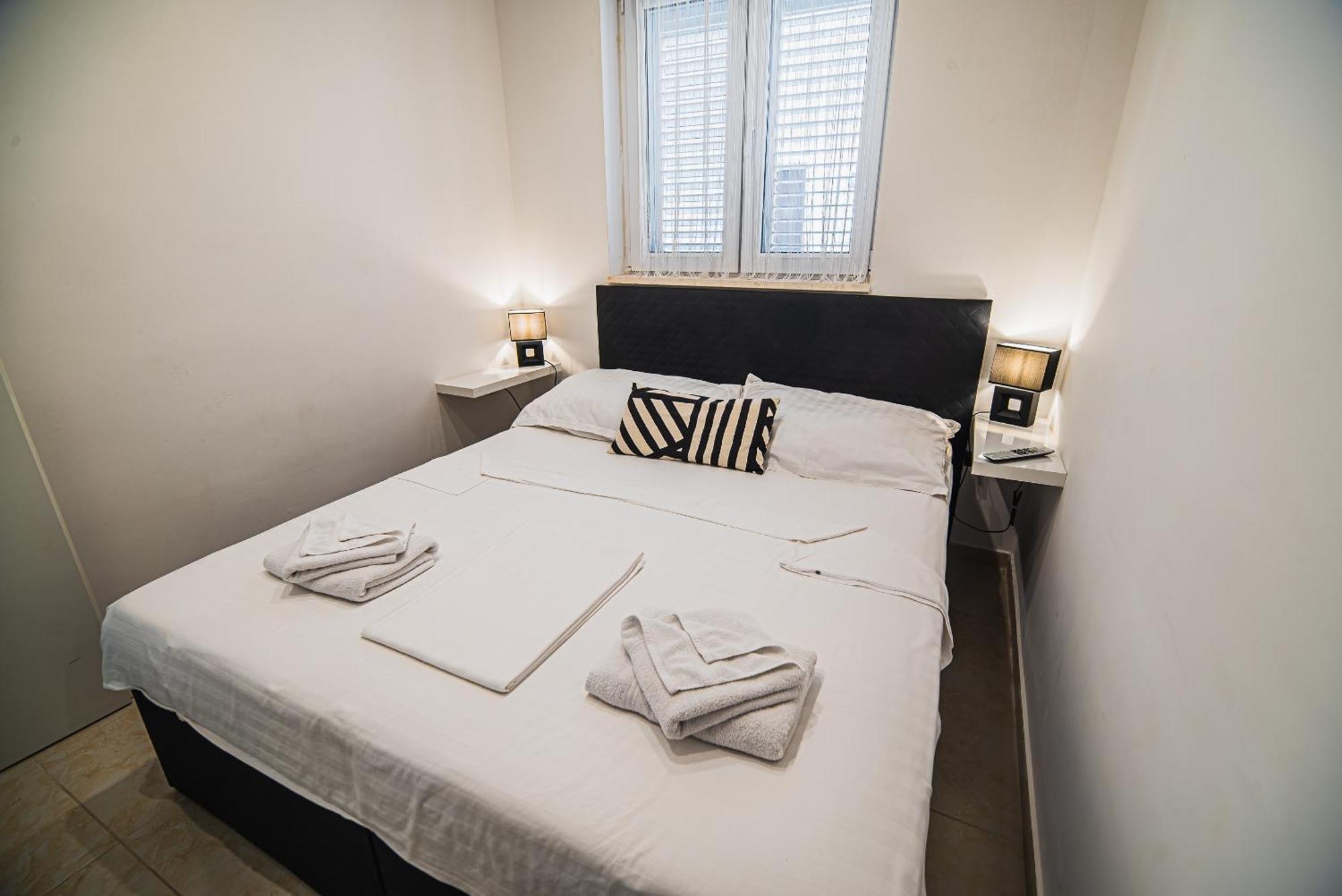 Downtown Park Apartments With Balcony Vodice Bilik gambar
